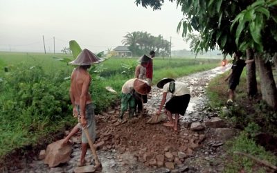 Kades Idaman Partisipasi Kirimkan Material, Warga Perbaiki Jalan Ciawi – Idaman Secara Swadaya