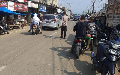 Polsek Bojong Polres Pandeglang Lakukan Pengaturan Lalulintas di Jalan Saketi – Munjul