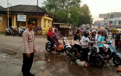 Kapolsubsektor Tobat Polsek Balaraja Polresta Tangerang Turun Ke Jalan Urai Kemacetan Wujud Nyata Pelayanan Masyarakat