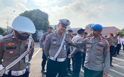 Sipropam Polres Pandeglang Polda Banten Lakukan Pemeriksaan Gadget Untuk Antisipasi Aplikasi Berdampak Buruk Bagi Personel