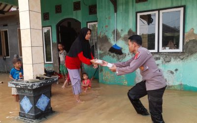 Personel Polsek Kopo Polres Serang Berikan Bantuan Makanan dan Minuman Kepada Warga Korban Banjir 