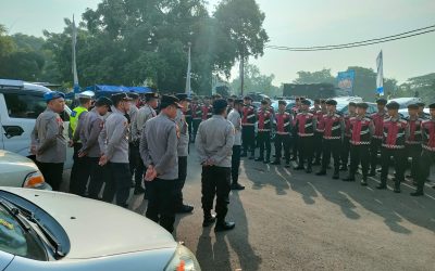 Satreskrim Polres Serang Polda Banten Menurunkan Delapan Personil Untuk Membantu Pengamanan Puncak Acara Haul Syekh Nawawi Al Bantani Ke -131 Di Masjid Agung Tanara