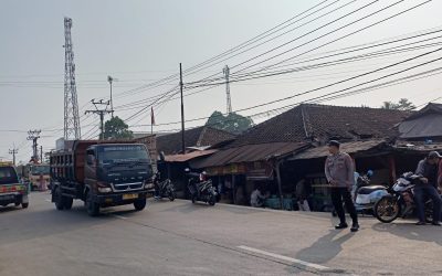 Polsek Bojong Polres Pandeglang Turunkan Petugas Untuk Pengaturan Arus Lalulintas Di Pasar Bojong
