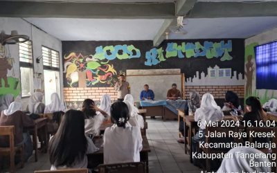 Bhabinkamtibmas Kelurahan Balaraja Saba Sekolah Dalam Pemantauan Pengumuman Kelulusan Siswa Di SMA/SMK 2 Balaraja
