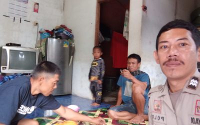 Ps.Kanit Binmas Sambangi tokoh Masyarakat Bersama Anggota Bhabinkamtibmas Ajak Warga Desa Warungbanten Untuk Jaga Kamtibmas