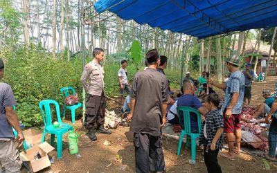 Bhabinkamtibmas Polsek Cinangka Polres Cilegon Monitoring Kegiatan Pemotongan Hewan Qurban Di Desa Sindanglaya