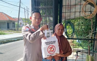 Menyambut HUT Bhayangkara Ke 78, Bhabinkamtibmas Polsek Panggarangan Polres Lebak Bagikan Sembako Ke Warga masyarakat Desa Cimandiri