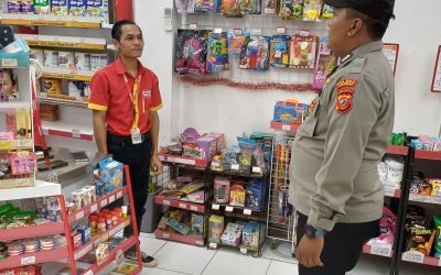 Minimarket Jadi Sasaran Monitoring Dua Personel Polsek Tegalwaru Patroli Malam Dan Edukasi Warga
