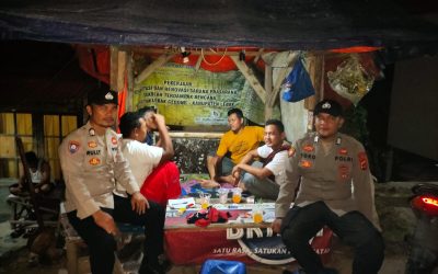 Anggota Polsek Lebakgedong Patroli Dini Hari Sambangi Pos Kamling