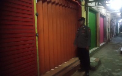 Personel Polsek Tegalwaru Patroli Malam Pantau dan Pastikan Aman Kios dan Pertokoan Pasar Loji