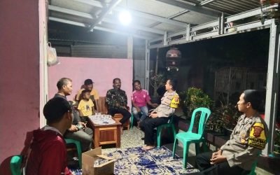 Jalin Keakraban, Polsek Rengasdengklok Lakukan Ngawangkong Bersama Petugas Ronda