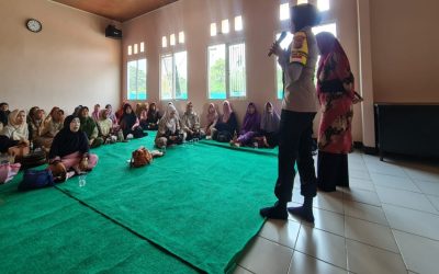 Giat Jumat Curhat Kapolsek Lemahabang Bersama Kaum Emak Desa Karyamukti