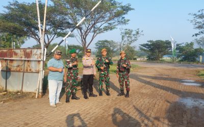 Kapolsek Kotabaru Bersama TNI Lakukan Pengamanan Jalur Perjalanan Presiden Republik Indonesia Di Karawang 