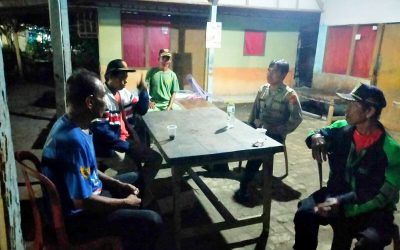 Anggota Polsek Rengasdengklok Giat Patroli Malam Sekaligus Ngawangkong Bersama Petugas Ronda