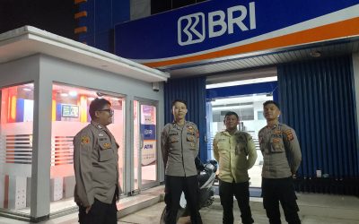 Anggota Polsek Tirtajaya Sambangi Scurity Bank BRI pada malam hari 