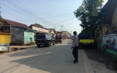 Personil Polsek Bojong Polres Pandeglang Gelar Strong Point di Jalan Raya Saketi – Malingping