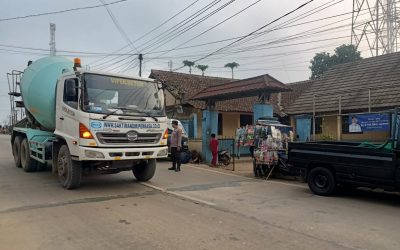 Personil Polsek Bojong Polres Pandeglang Laksanakan Pengaturan Lalulintas di Jalan Raya Saketi – Malingping