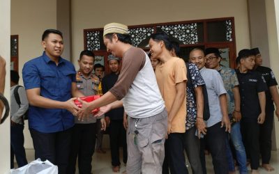 Usai Sholat Jumat ,Kapolres Serang Polda Banten Bagikan Makanan Siap Saji