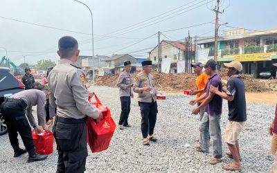 Jum’at Berkah, Polsek Pasar Kemis Polresta Tangerang Bagikan Nasi Kotak Ke Buruh Bangunan 