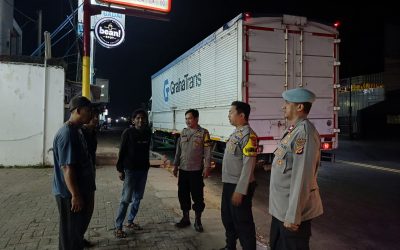 Patroli Polsek Kotabaru Intensifkan Patroli Cegah Curanmor Dengan Berdialogis Bersama Juru Parkir Minimarket