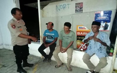 Anggota Polsek Batujaya Sambangi Masyarakat Kutaampel pada malam hari serta menyampaikan himbauan Kamtibmas