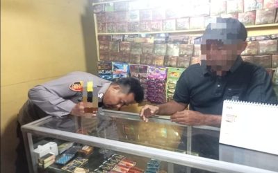 Anggota Polsek Batujaya kembali melaksanakan razia Minuman keras (Miras) di toko jamu pada malam hari 