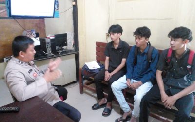 Anggota Polsek Batujaya memberikan Informasi terkait Pembuatan SKCK Kepada Para Remaja 