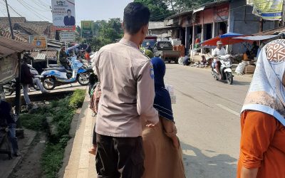 Bhabinkamtibmas Polsek Bojong Polresta Tangerang Berikan Pelayanan Prima Di Persimpangan Pasar Bojong