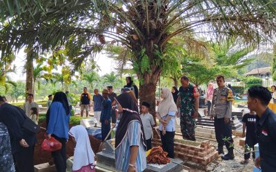 Bhabinkamtibmas Desa Duren Polsek Klari Polres Karawang Hadiri Pemakaman Warga Yang Meninggal