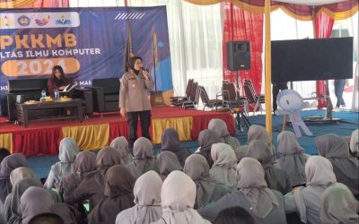 Kapolsek Telukjambe Timur Berikan Materi PKKMB Kepada Mahasiswa/i Baru Fasilkom Unsika