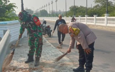 Sinergitas Tiga Pilar di Telukjambe Timur, Laksanakan Jumat Bersih Bersama-sama