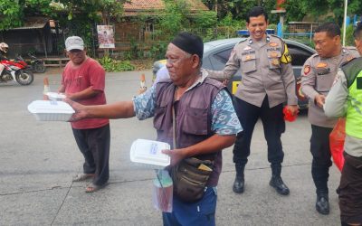 Polsek Klari Peduli, Gelar Jum’at Berkah Bagikan Nasi Kotak Secara Rutin