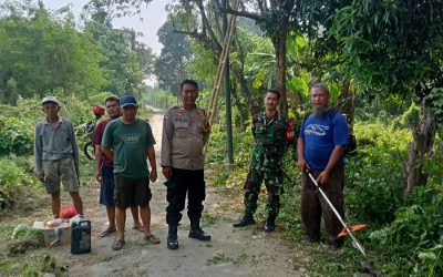 Soliditas Dan Sinergitas TNI-POLRI Melaksanakan Kerja Bakti Bersama Warga Bersihkan Lingkungan