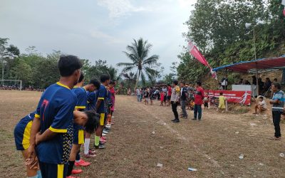 Bhabinkamtibmas Polsek Bojongmanik Polres Lebak Ajak Jaga Sportivitas Menjelang Pertandingan Sepak Bola Perayaan HUT RI Ke 79