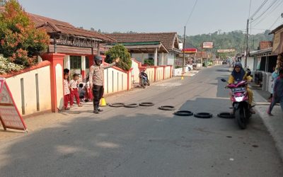 Rutin Laksanakan Pengaturan Lalulintas Pagi Polsek Bojongmanik Polres Lebak Bantu Pelajar Menyebrang Jalan