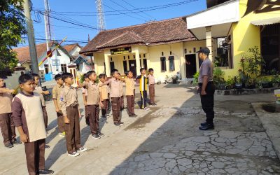 Kanit Binmas Polsek Panggarangan Polres Lebak Melaksanakan Kegiatan Melatih PBB Terhadap Siswa-Siswi SDN 1 Situregen 