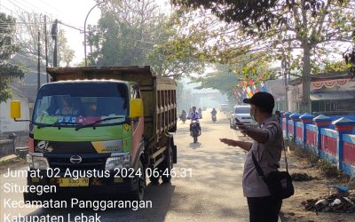 Personil Polsek Panggarangan Polres Lebak Laksanakan Giat Strong Point Didepan SDN-1 Situregen