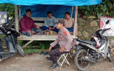 Anggota Polsek Lebakgedong Polres Lebak Silahturahmi Kepada Warga Desa Banjarsari Kec. Lebakgedong