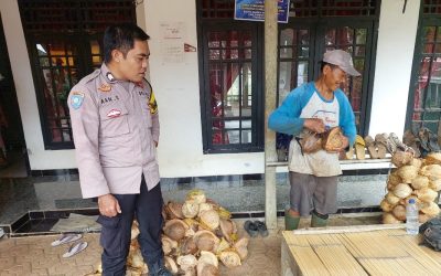 SAMBANGI PENGUSAHA KELAPA, ANGGOTA BHABINKAMTIBMAS POLSEK CIJAKU POLRES LEBAK DENGARKAN CURHATAN WARGA