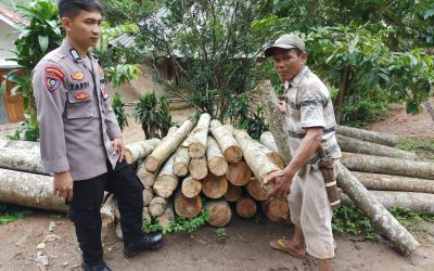 Bhabinkamtibmas Polsek Cijaku Polres Lebak Sapa Pekerja Pikul Kayu