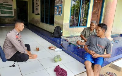 Bhabinkamtibmas Polsek Cijaku Polres Lebak Temui Ketua RT Dirumahnya