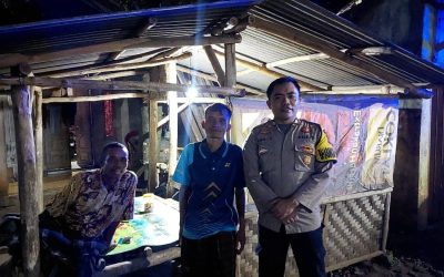 DEMI MEWUJUDKAN RASA AMAN BHABINKAMTIBMAS POLSEK CIJAKU POLRES LEBAK PANTAU GIAT SISKAMLING DI DESA BINAAN