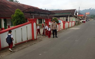 Pengaturan Lalulintas Pagi Polsek Bojongmanik Polres Lebak Bantu Pelajar Menyebrang Jalan