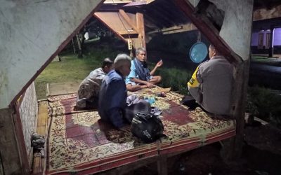 Bhabinkamtibmas Polsek Bojongmanik Polres Lebak Kontrol Pos Kamling Sampaikan Edukasi Kamtibmas