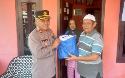 Pemberian Sembako Kepada Purnawiraan Polri Sdr. Mamun Dari Kapolres Lebak AKBP SUYONO S.I.K Melalui Kapolsek Cipanas KOMPOL PUPU SYARIPUDIN .SH