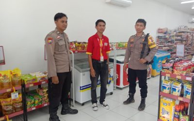 Bhabinkamtibmas Polsek Cijaku Polres Lebak Sambangi Karyawan Alfamart