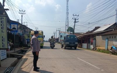 Polsek Bojong Polres Pandeglang Berikan Pelayanan Prima dengan Pengaturan Arus Lalu Lintas pada Jam Masuk Sekolah