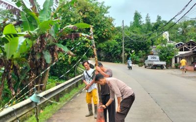 Bhabinkamtibmas Polsek Bojong Polres Pandeglang Bripka Ferry Bantu Warga Berikan Tanda Pada Jalan Rusak