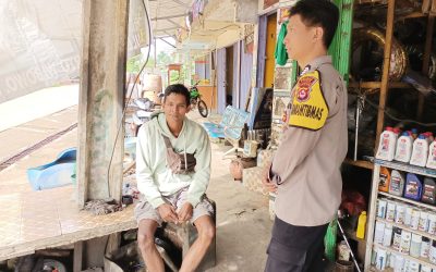 Sapa Tukang Bengkel, Bhabinkamtibmas Polsek Cijaku Polres Lebak Ajak Jaga Kamtibmas