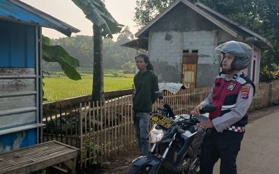 Bhabinkamtibmas Polsek Bojong Polres Pandeglang Aipda Ari Laksanakan Patroli Dialogis di Desa Binaan, Sambangi Warga Dan Berikan Edukasi Kamtibmas